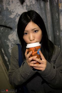 一小孩用棒棒糖做ss