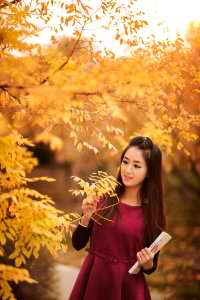 脱了衣服打美女的光屁股